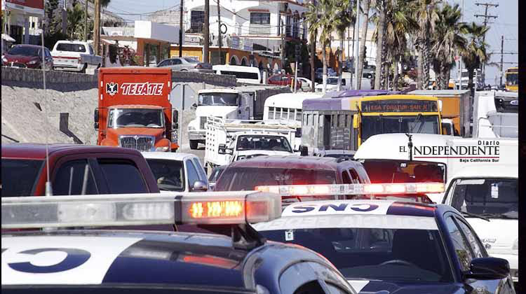 Camión cervecero provoca fuerte caos vial en zona centro de SJC
