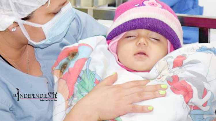 Una bebé nació con 6 dedos en cada mano y en un pie