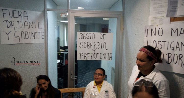 Se manifiestan trabajadores del Hospital General de SJC; piden la destitución del director
