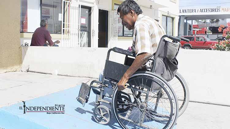 Discapacitado reta a clase política a vivir 24 horas en una silla de ruedas