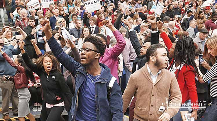 Trump expulsa a negros y latinos de un mitin