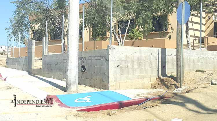 También en Los Cabos retirarán postes de luz que obstruyen rampas para discapacitados