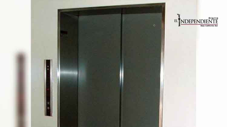 Técnicos dejan a mujer atrapada un mes dentro de ascensor