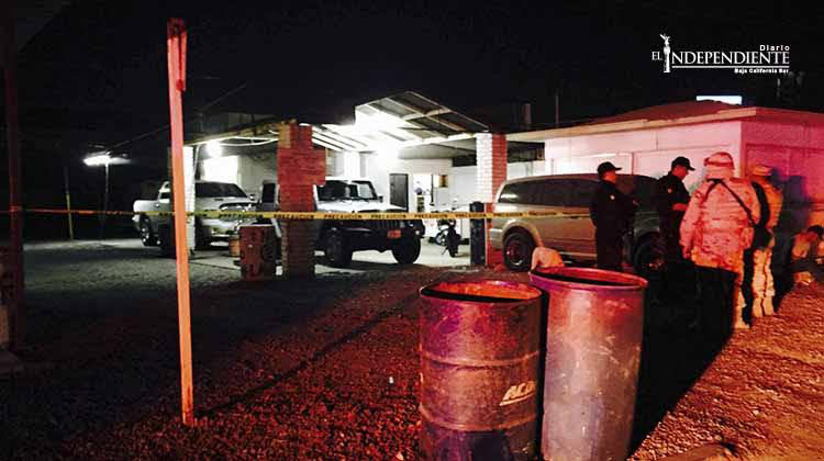 Ejecutan a un individuo e incendian un auto con narco mensaje en La Paz!...