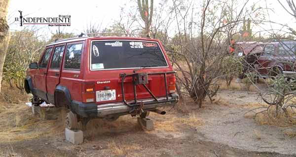 Reportan hallazgo de terreno baldío de vehículos desmantelados
