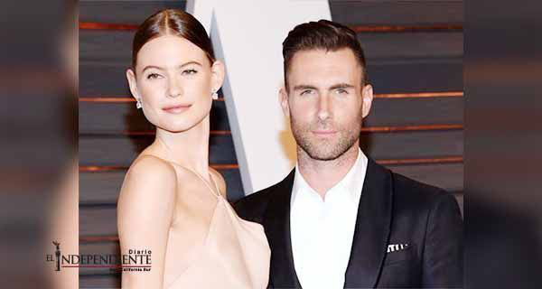 Adam Levine y Behati Prinsloo esperan a la cigüeña