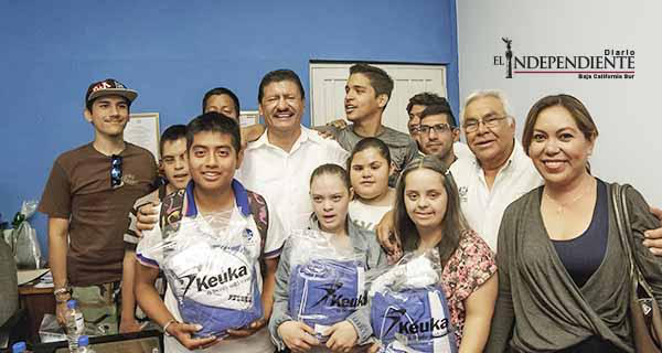 Entregó el Alcalde uniformes a 9 deportistas de la Paralimpiada Estatal
