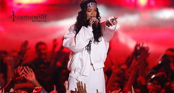 La voz de un fan sorprende a Rihanna en pleno concierto