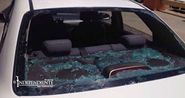 Taxistas en Tijuana atacan a chóferes de Uber, pasajera resulta herida