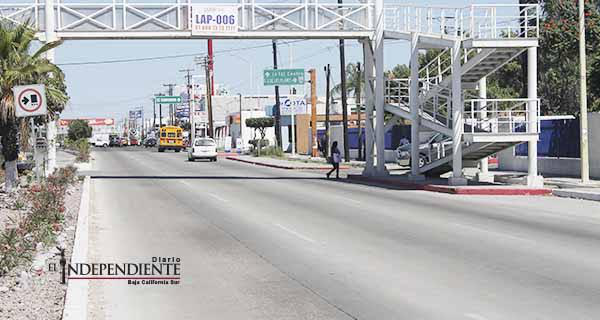 Puentes peatonales, elefantes blancos que nadie respeta