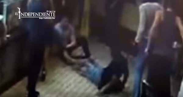 Por besarse en público, pareja gay es golpeada en Miami