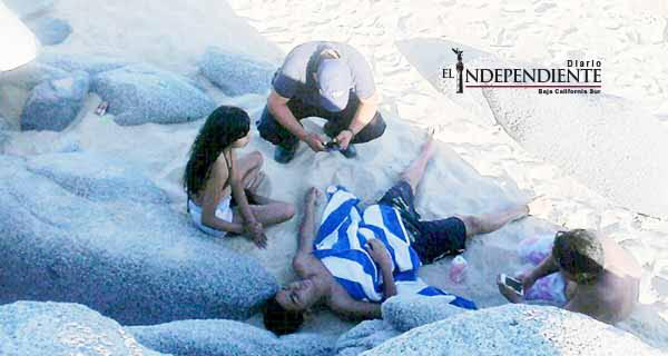 Rescatan a tres personas que se ahogaban en playas de Los Cabos