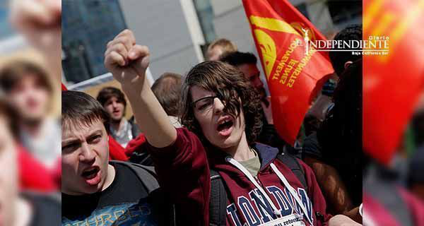 Miles de estudiantes protestan contra reforma laboral en Francia