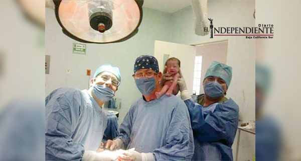 Médicos exhiben a recién nacido como trofeo y se toman selfie