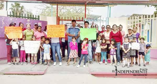 Continúa cierre de escuelas en SJC; padres de familia toman instalaciones del jardín Braulio Maldonado