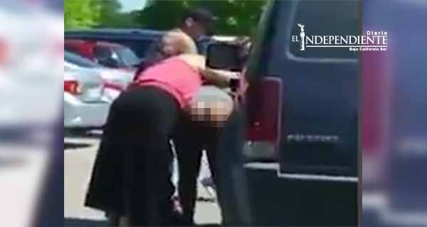 Mujeres se desgreñan por un lugar en el estacionamiento