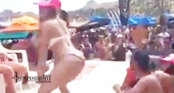 Despiden a maestra por ‘perrear’ en playa de Los Cabos