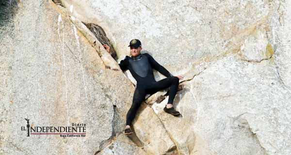 Rescatan a hombre que pidió matrimonio en un acantilado