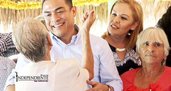 Entrega Alcalde material para artesanías a los abuelitos de la Casa de Día de CSL