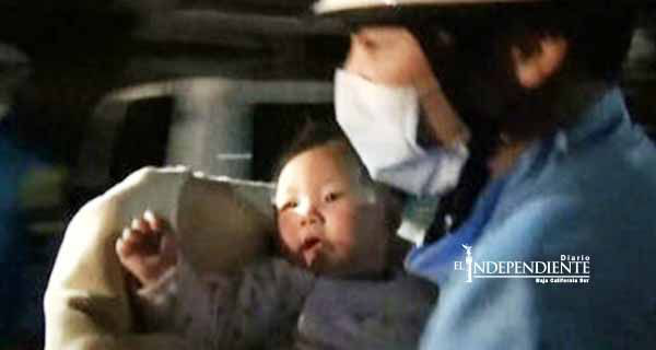 Rescatan a bebé de entre escombros tras sismo en Japón