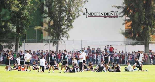Afición rojiblanca ‘cobija’ a Chivas en entrenamiento