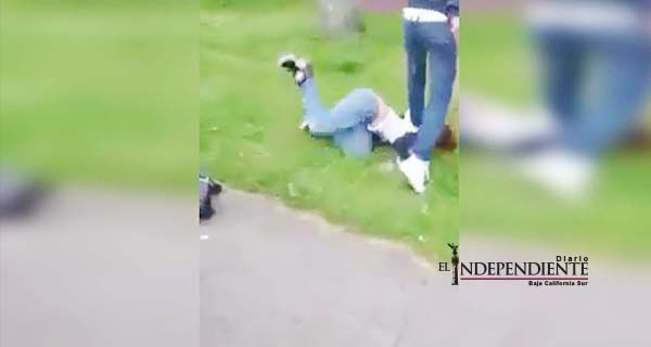 Patea, pisotea y humilla a jovencita y lo presume a sus amigos