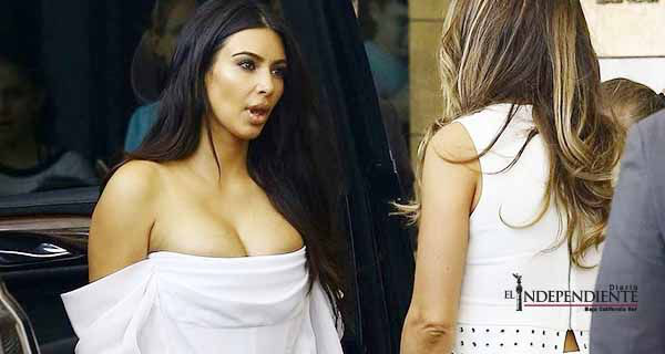 Kim Kardashian roba miradas con escote en Miami