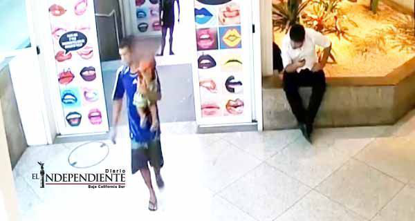 Padres abandonan a su hijo de dos años en pleno centro comercial