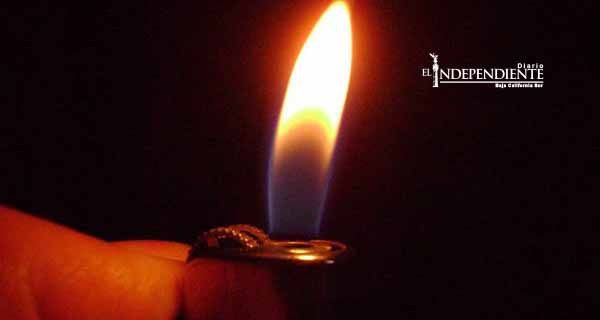 Quema a su hijo con una plancha y un encendedor por latoso