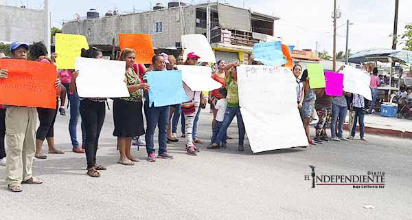Con paro de labores indefinido, padres exigen techumbre para la escuela de sus hijos de CSL