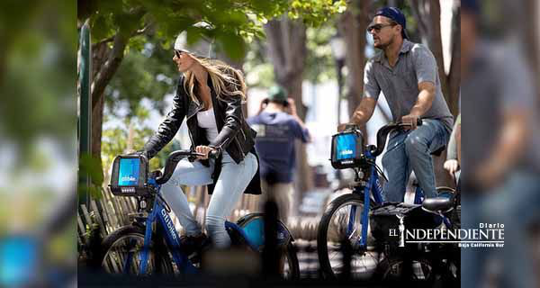 Leonardo DiCaprio pedalea con su nueva novia