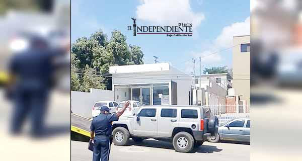 Hombre es acuchillado varias veces tras sufrir el robo de su camioneta “Hummer”