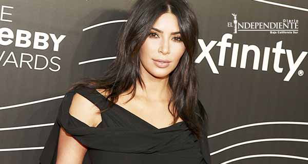 Kim Kardashian comparte fotos de pruebas de embarazo