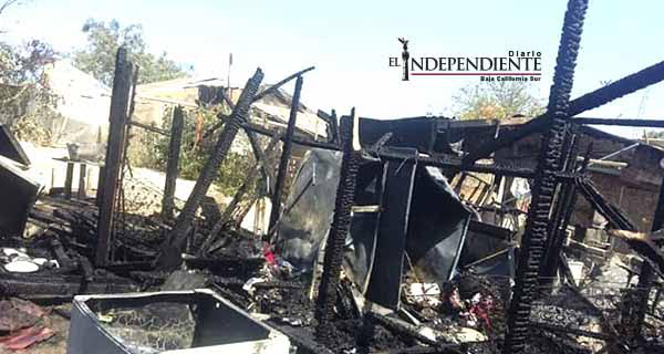 Incendio de casa dejó sin nada a una familia en CSL; piden ayuda de la población