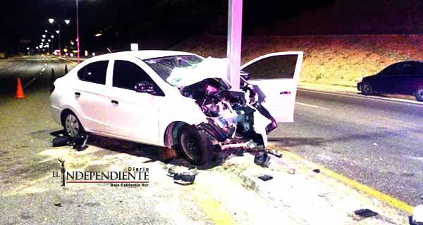 Rescatan a conductor “prensado” entre fierros retorcidos; se estrelló contra un poste