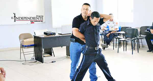 Los bajos sueldos de policías no "justifica" pero "explica" las corruptelas: Camilo Torres