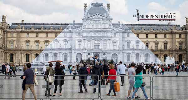 Artista desaparece la pirámide de cristal del Museo de Louvre