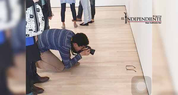 Tiró a propósito unos lentes al piso en un museo... Esto fue lo que pasó