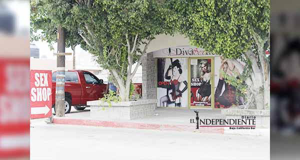 A mano armada se llevó 7 mil pesos en mercancía de una sex shop