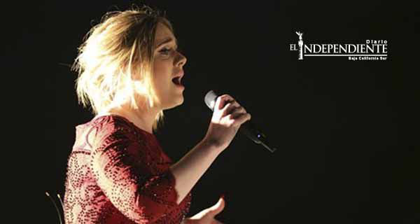 Adele regaña a fan durante concierto en Italia