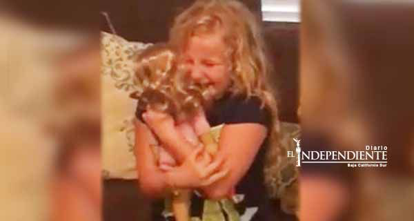 Niña recibe muñeca con prótesis y se vuelve viral
