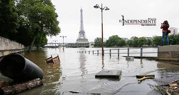 El museo Grand Palais de París reabre ante descenso del río Sena