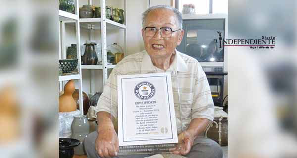 Anciano de 96 años se gradúa de la universidad