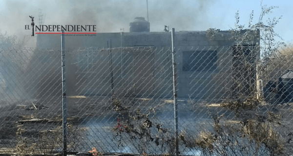 Arde patio de una casa en el predio La Ballena; fuego arrasó con maleza
