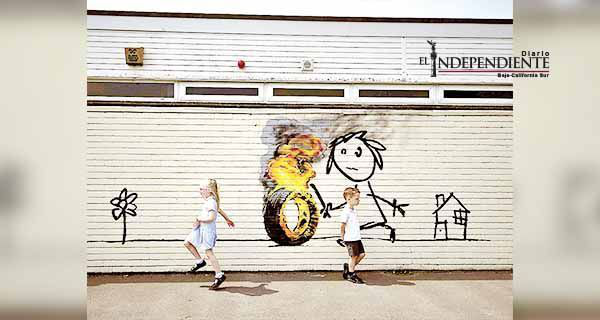 Banksy firma mural en una escuela