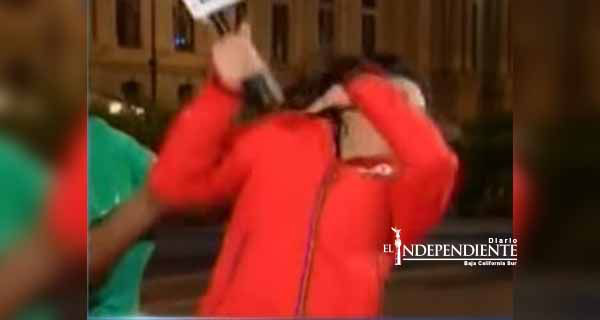 Mujer golpea a reportera durante enlace en vivo en EU