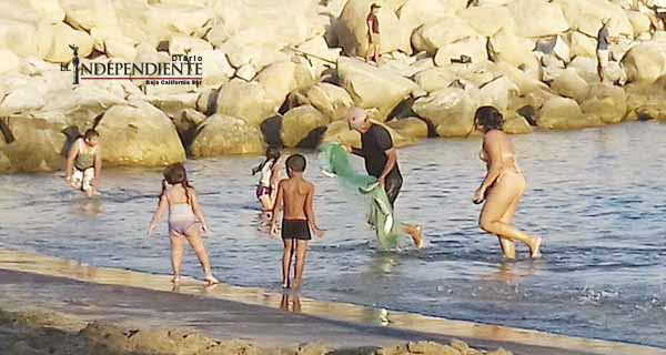 Se quejan bañistas de - La Playita-  por pescadores en zona para diversión