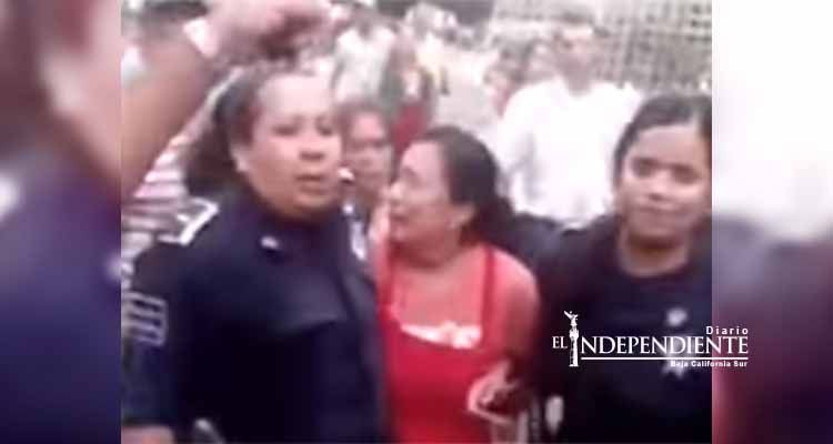 Exhiben abuso: ¡5 policías detienen a vendedora de elotes!