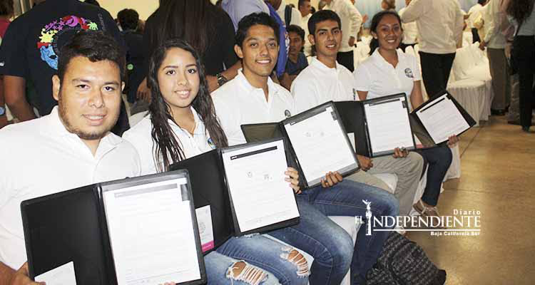Entrega IMSS carnets a estudiantes de la UABCS