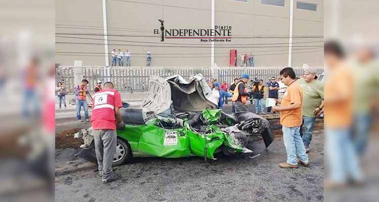 Así quedó su taxi y sobrevivió para contarlo